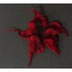 Broszka kwiatek czerwony ręcznie filcowany