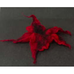 Broszka kwiatek czerwony ręcznie filcowany