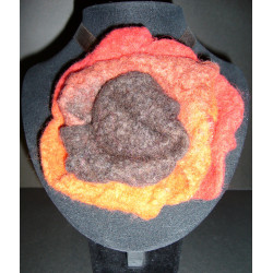 Naszyjnik z filcowanym ręcznie kwiatkiem