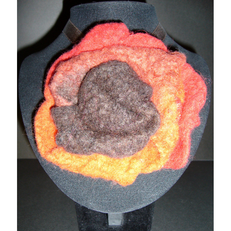 Naszyjnik z filcowanym ręcznie kwiatkiem