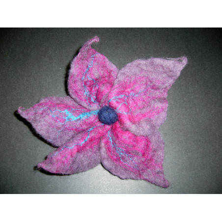 Broszka kwiatek różowy ręcznie filcowany