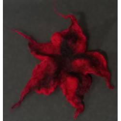 Broszka kwiatek czerwony ręcznie filcowany